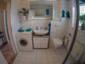 Badezimmer mit Waschmaschine