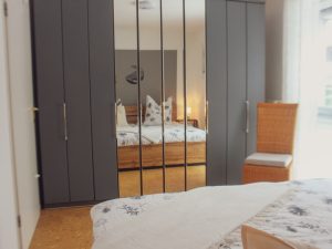 Schlafzimmer mit Schrank der Ferienwohnung KüstenMuschel Otterndorf